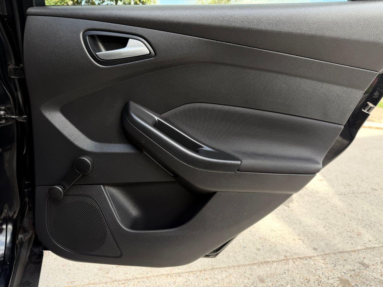 Ford Focus view 19