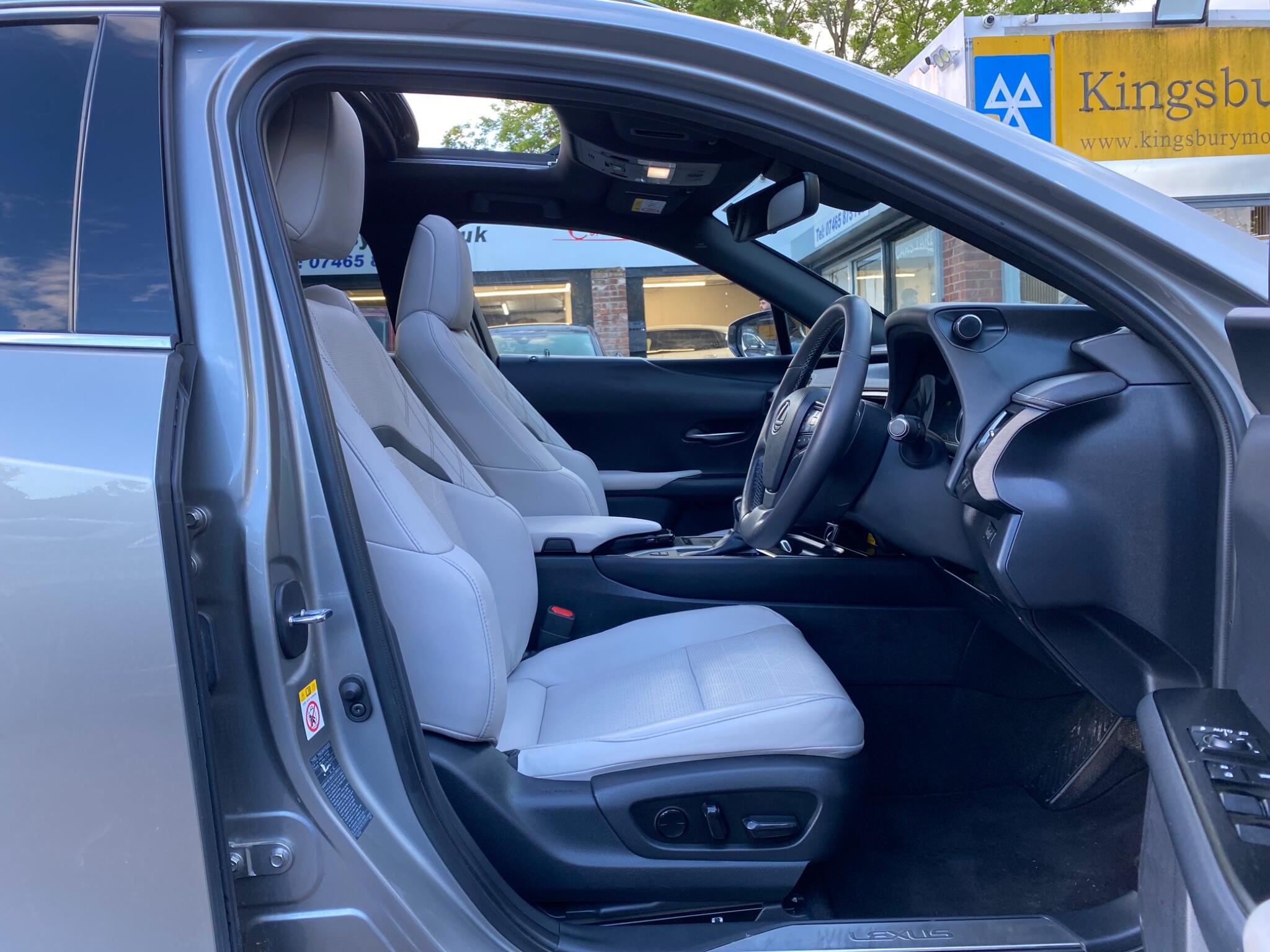 Lexus Ux view 18