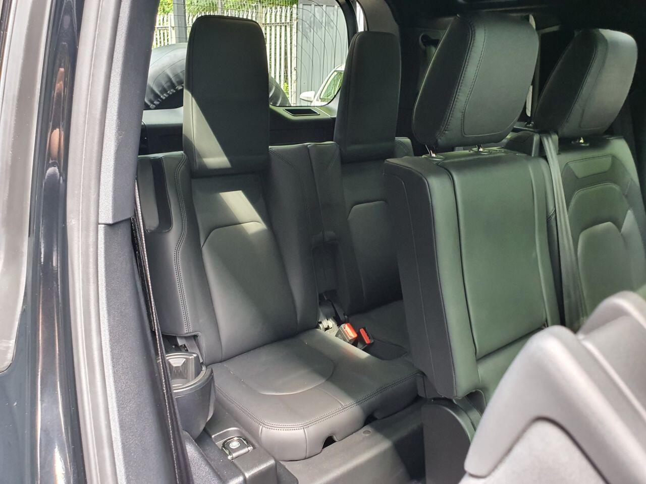 Land Rover Defender 110 view 32