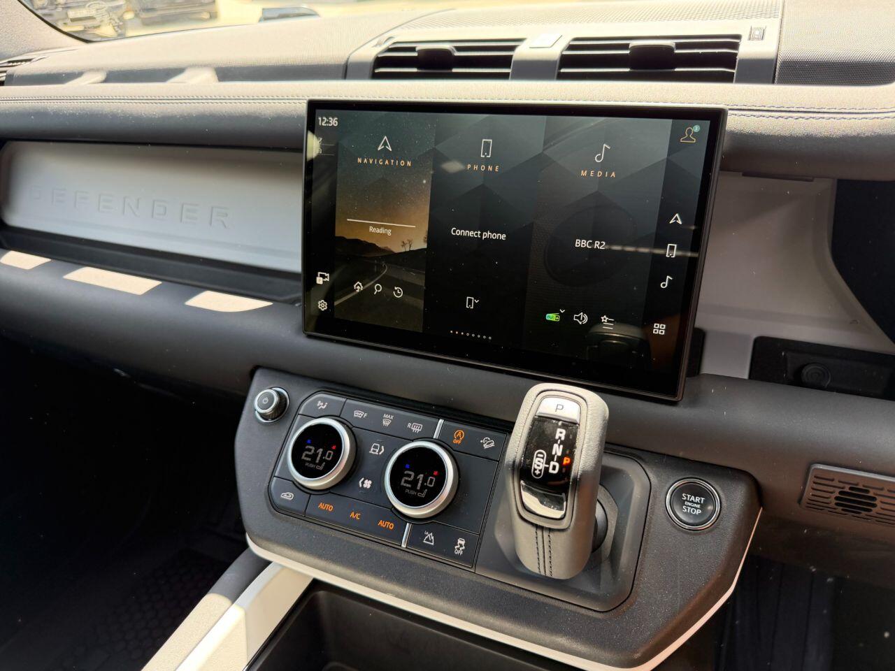 Land Rover Defender 90 view 35