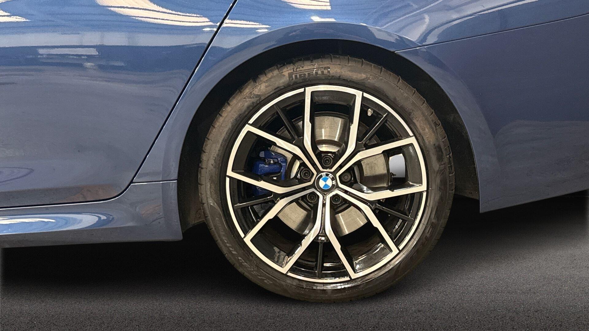 BMW 5 Series view 14