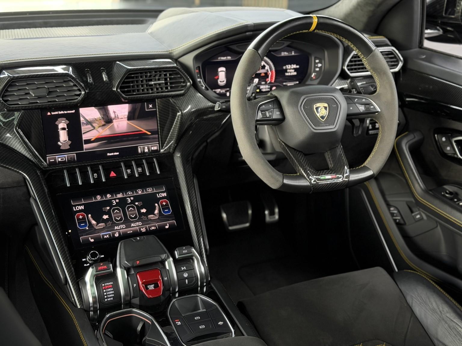 Lamborghini Urus view 3