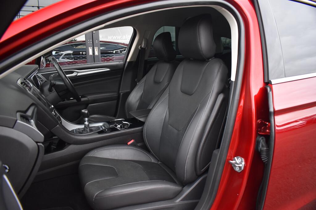 Ford Mondeo view 12