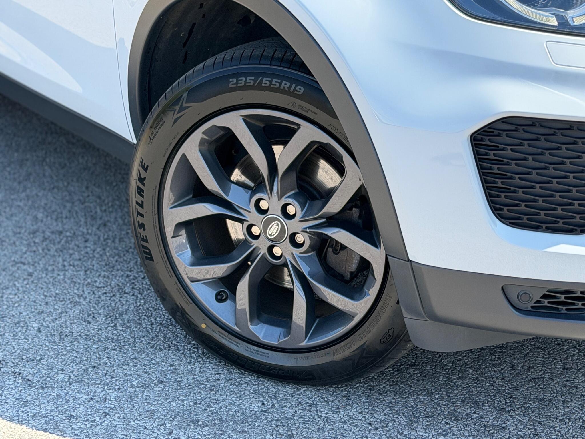 Land Rover Discovery Sport view 23