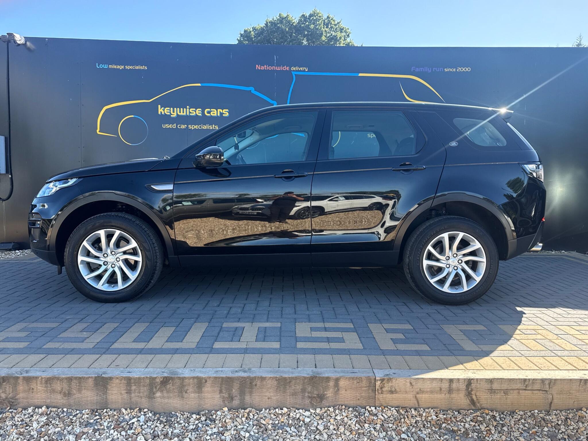 Land Rover Discovery Sport view 2