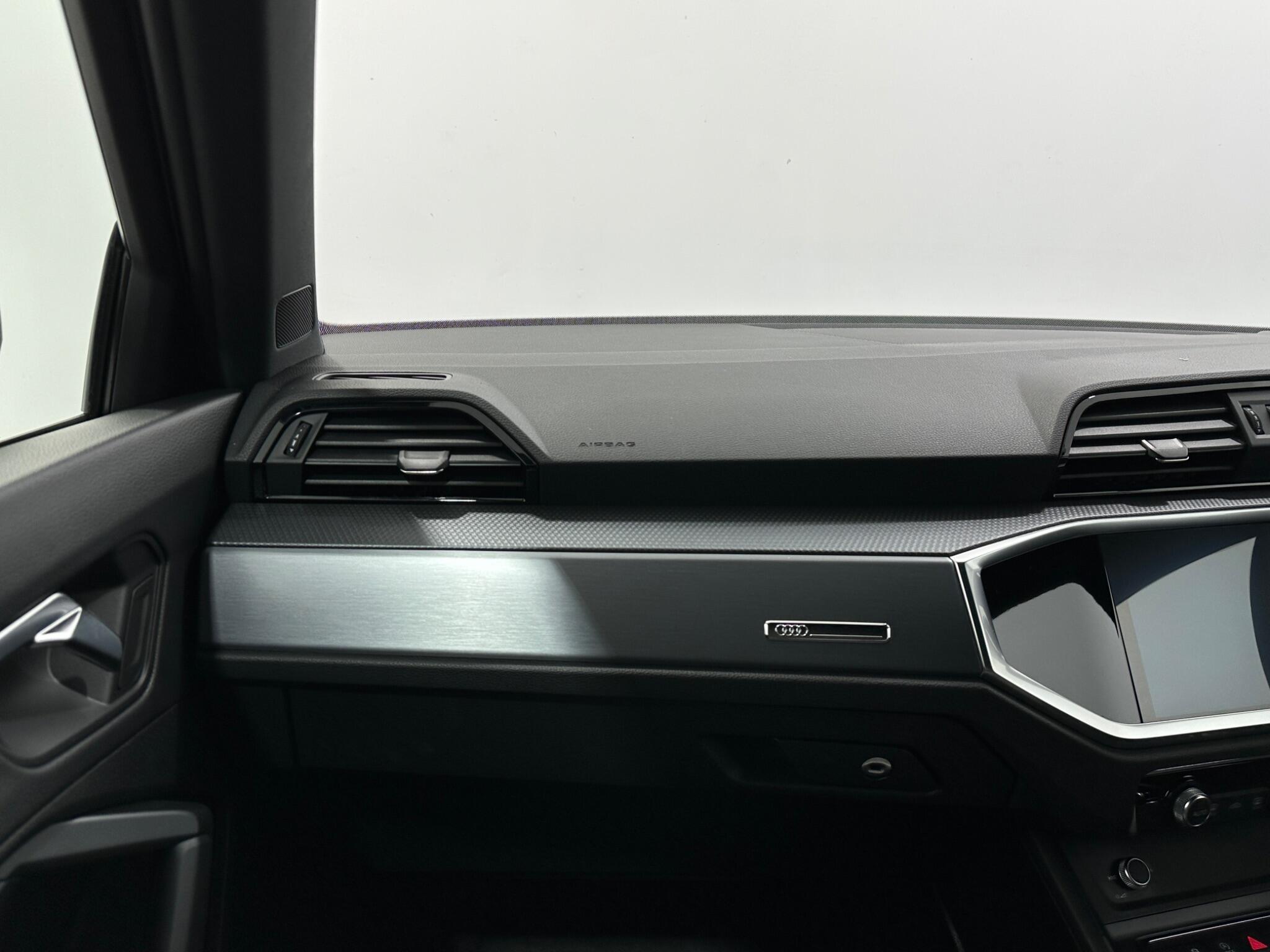 Audi Q3 view 28