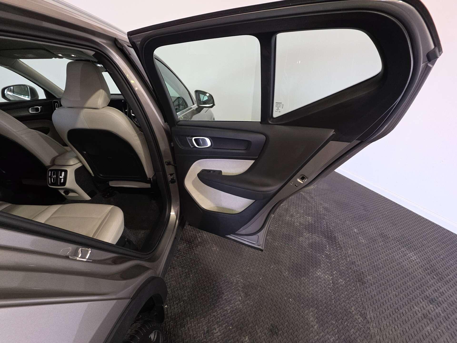 Volvo XC40 view 45