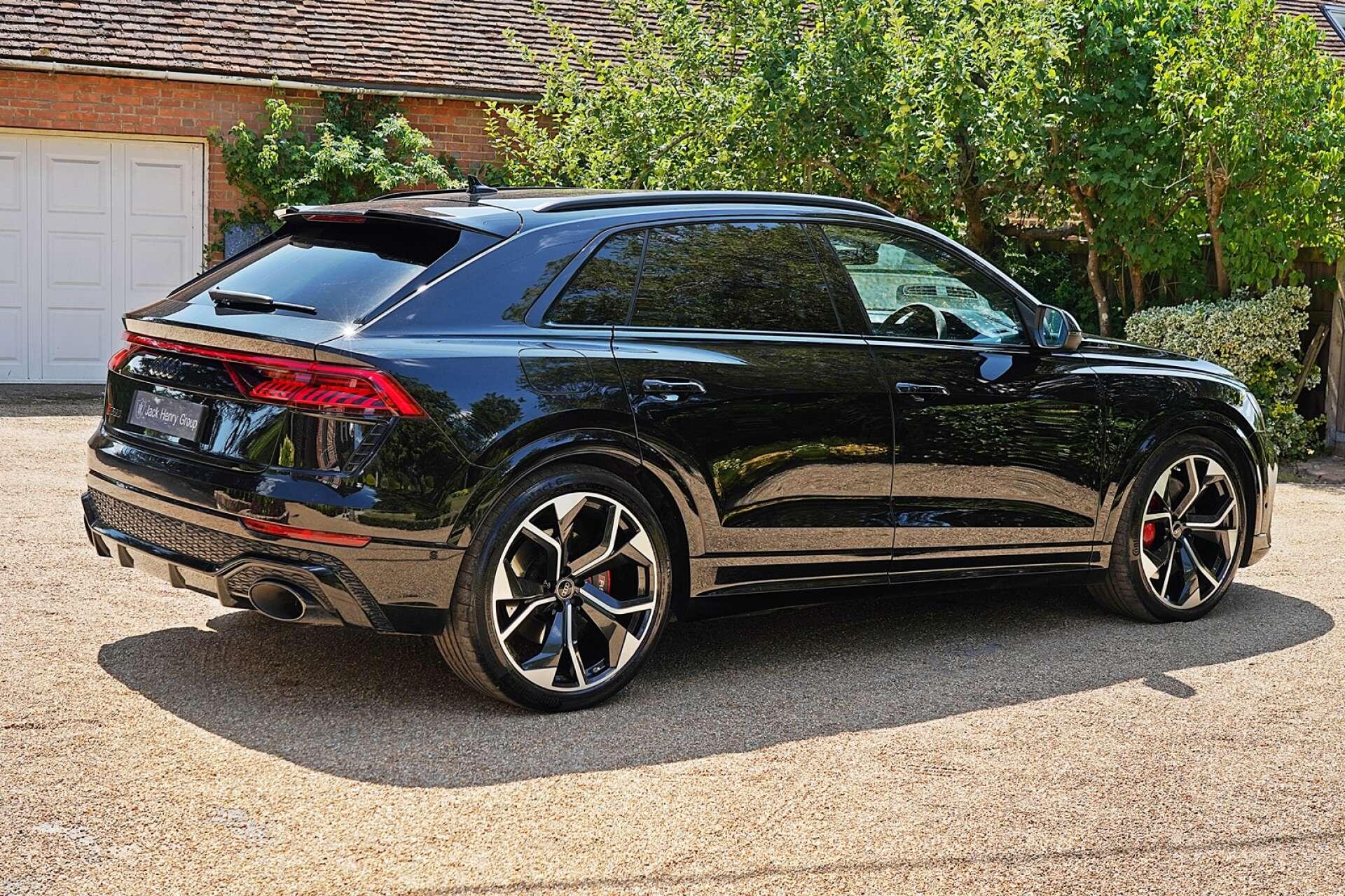 Audi RS Q8 view 6