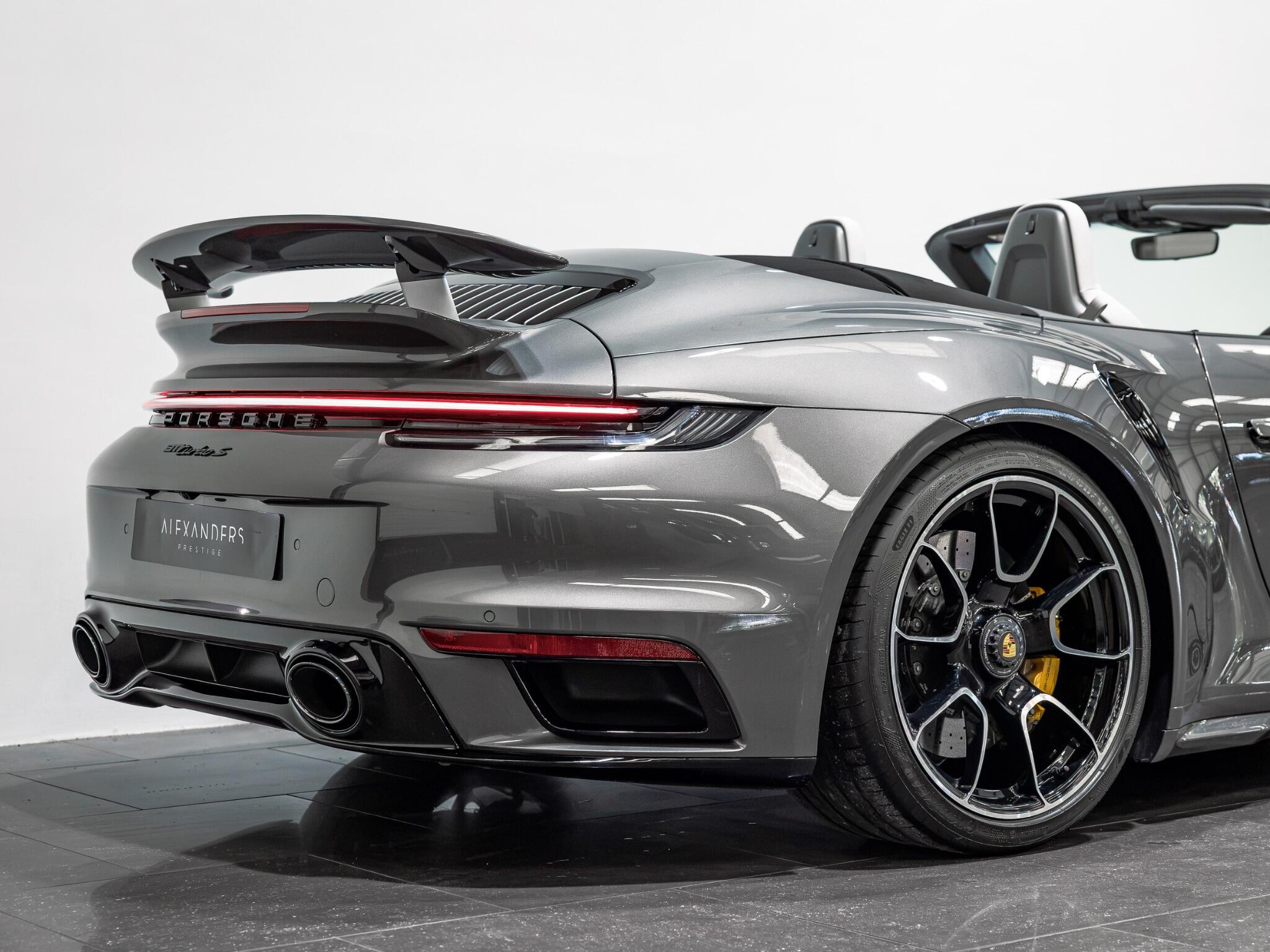 Porsche 911 view 13