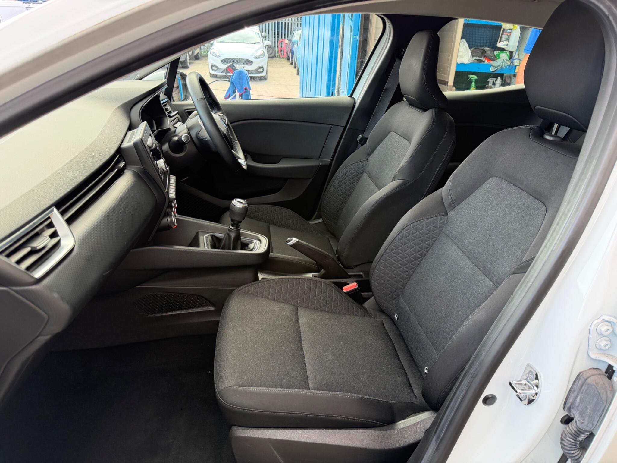 Renault Clio view 21