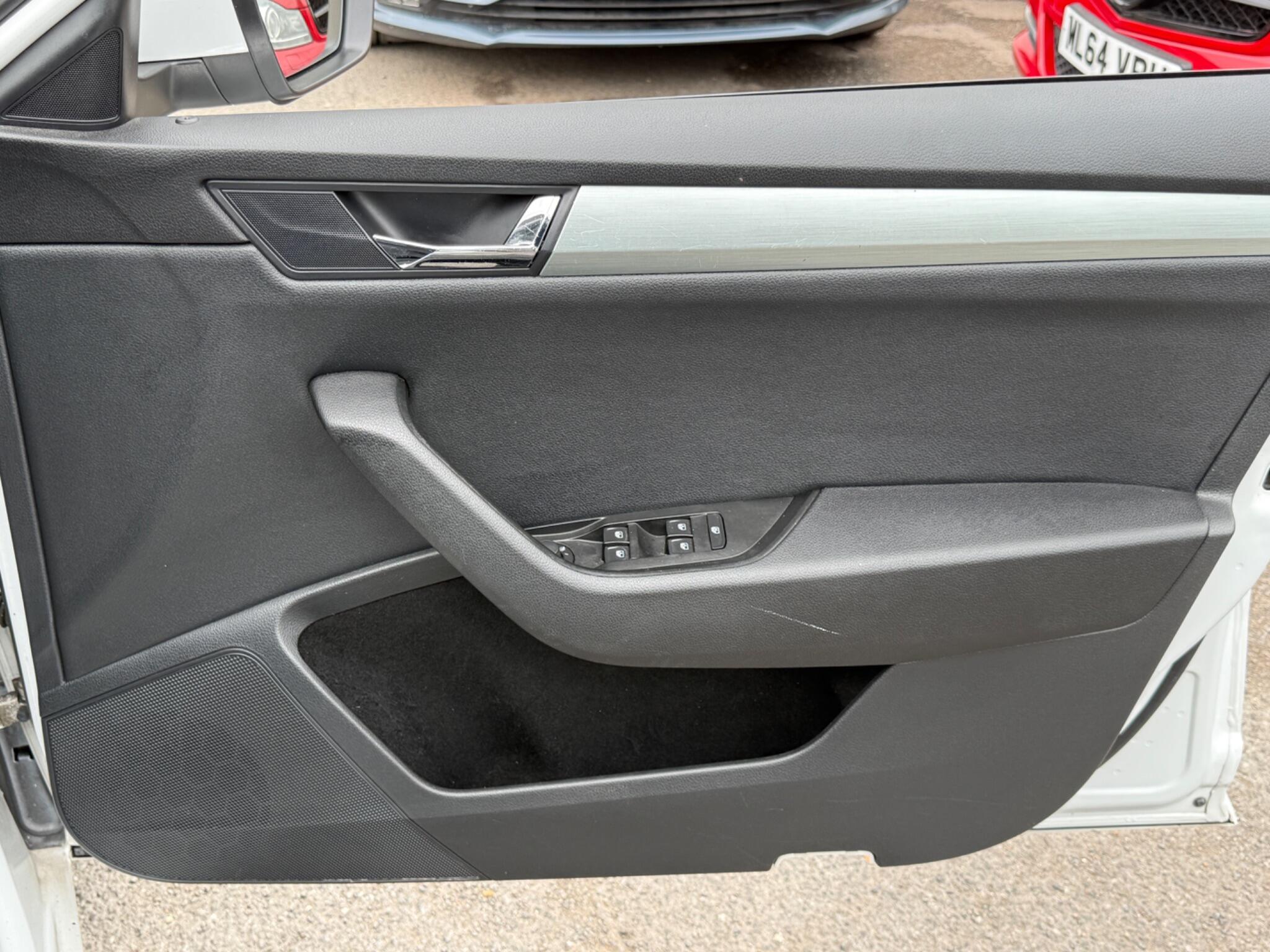 Skoda Superb - Image 33