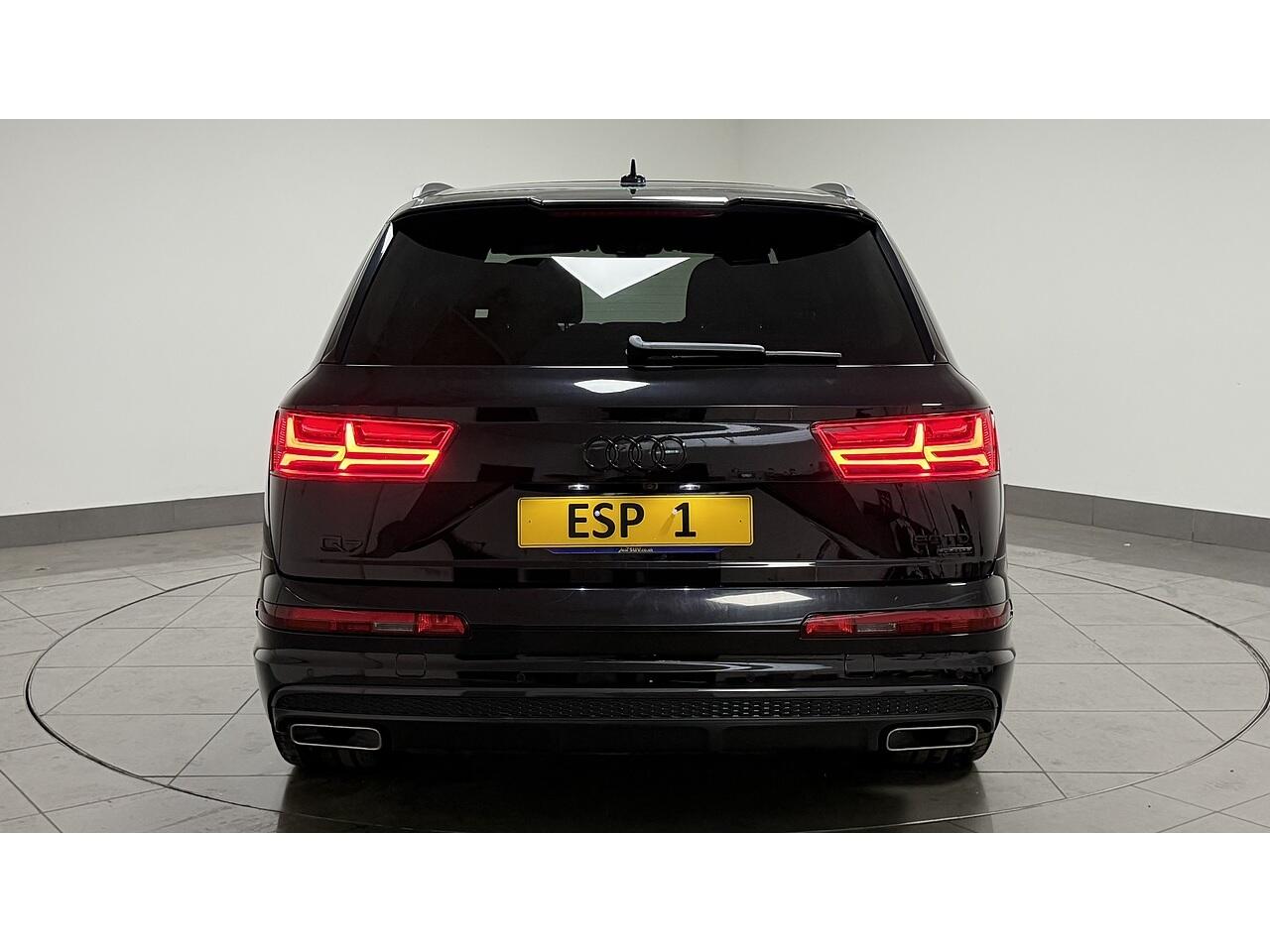 Audi Q7 view 8
