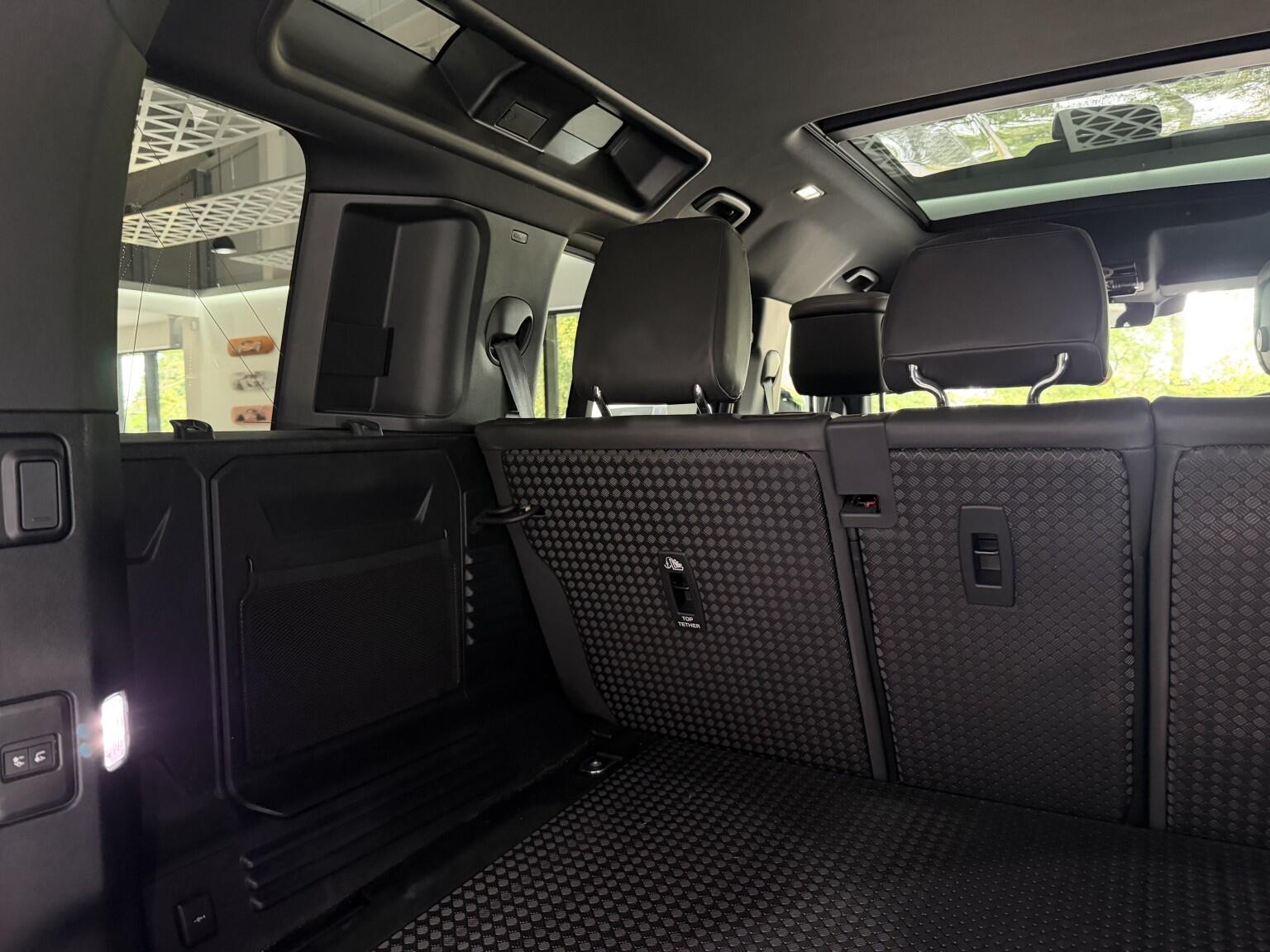 Land Rover Defender 110 view 73