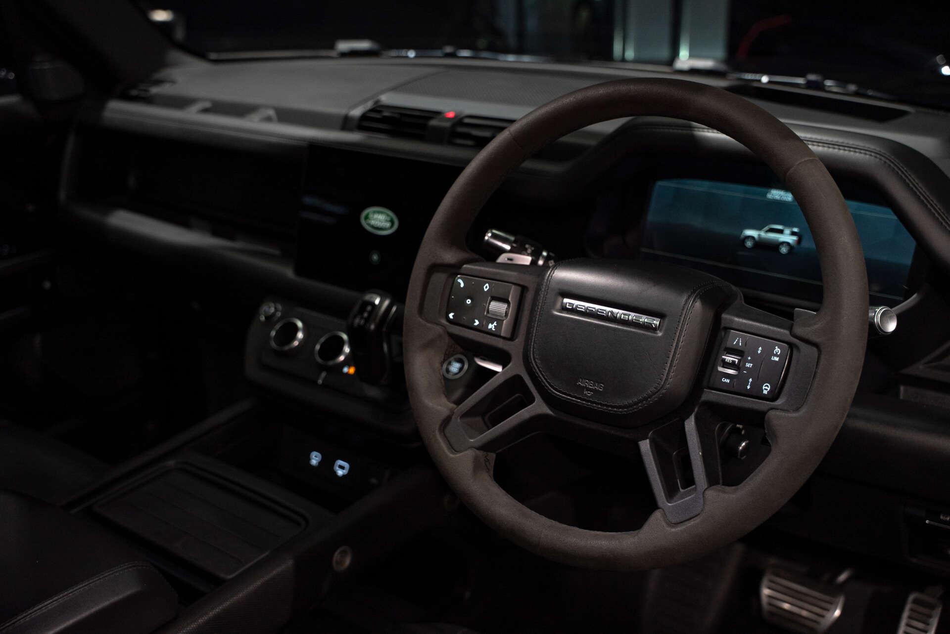 Land Rover Defender 90 view 11