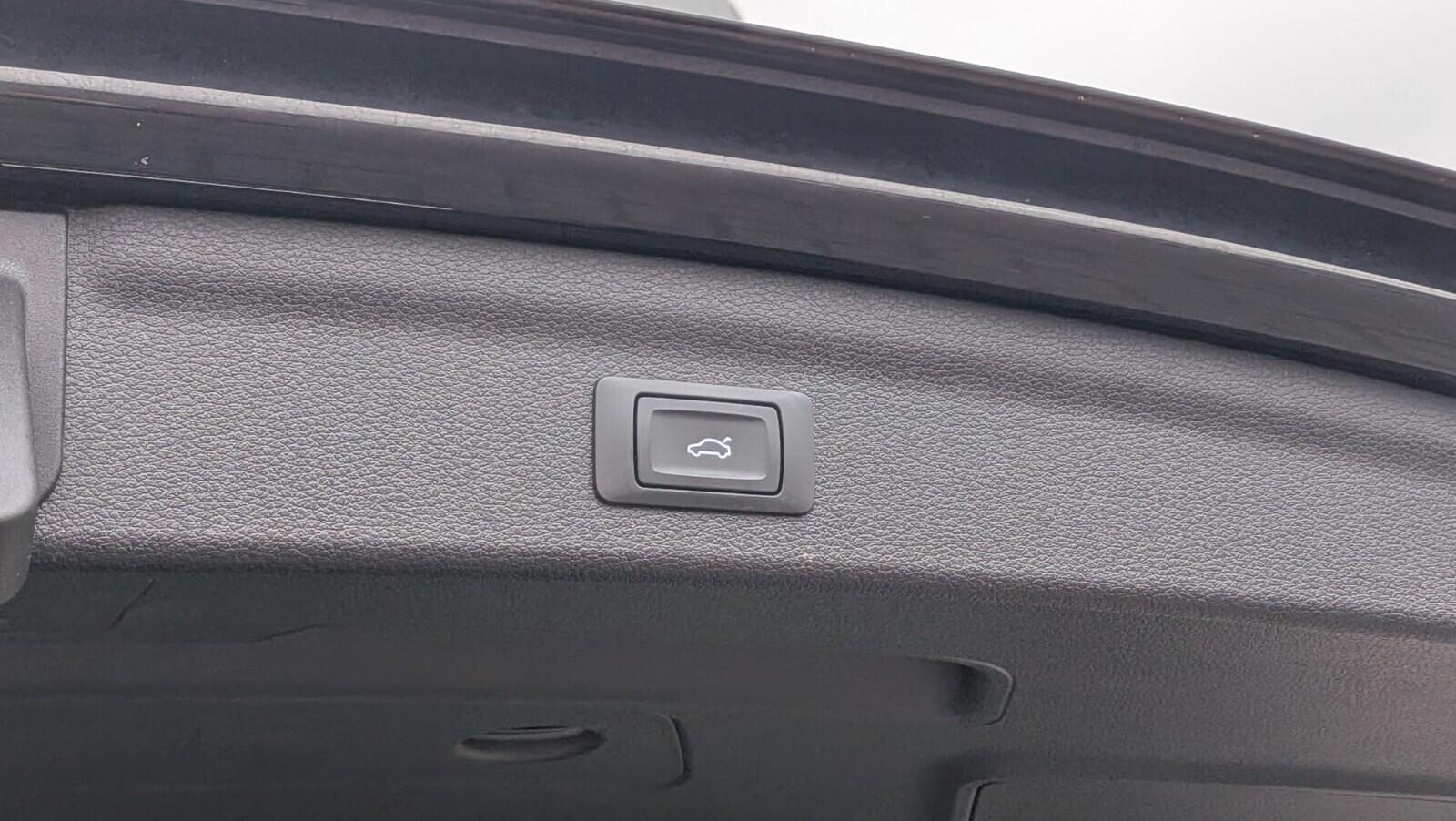 Audi Q3 view 8