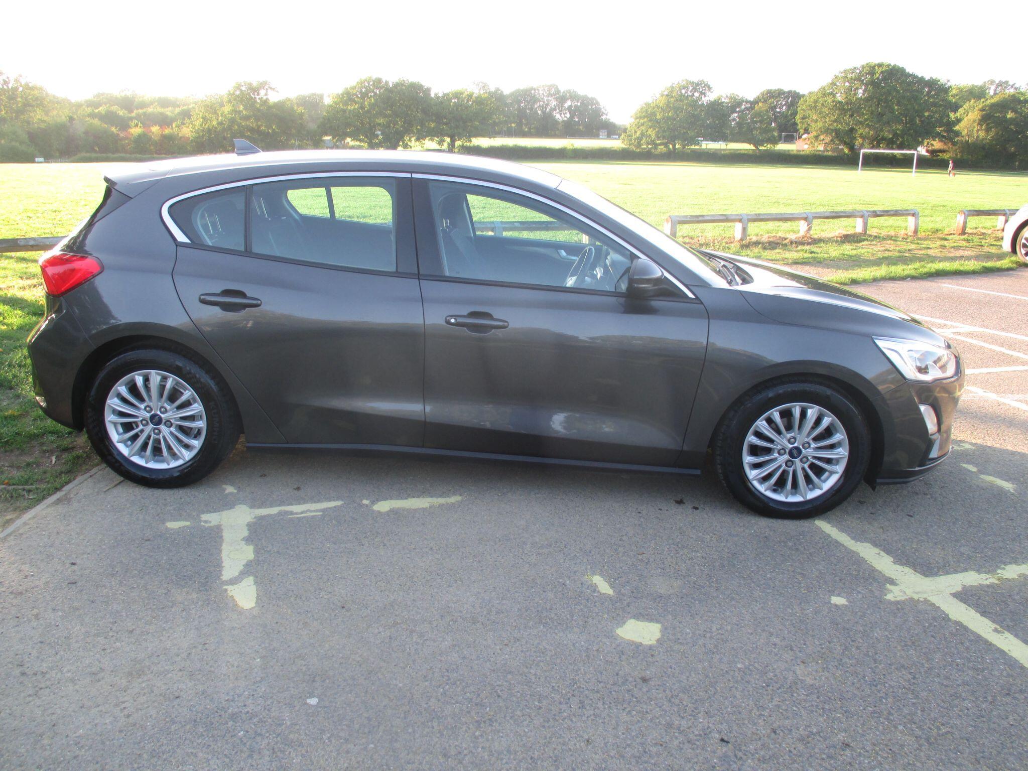 Ford Focus view 9