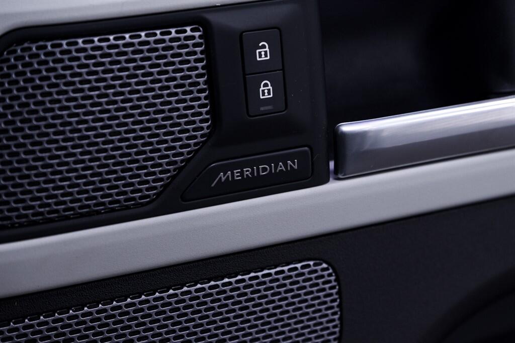 Land Rover Defender view 30