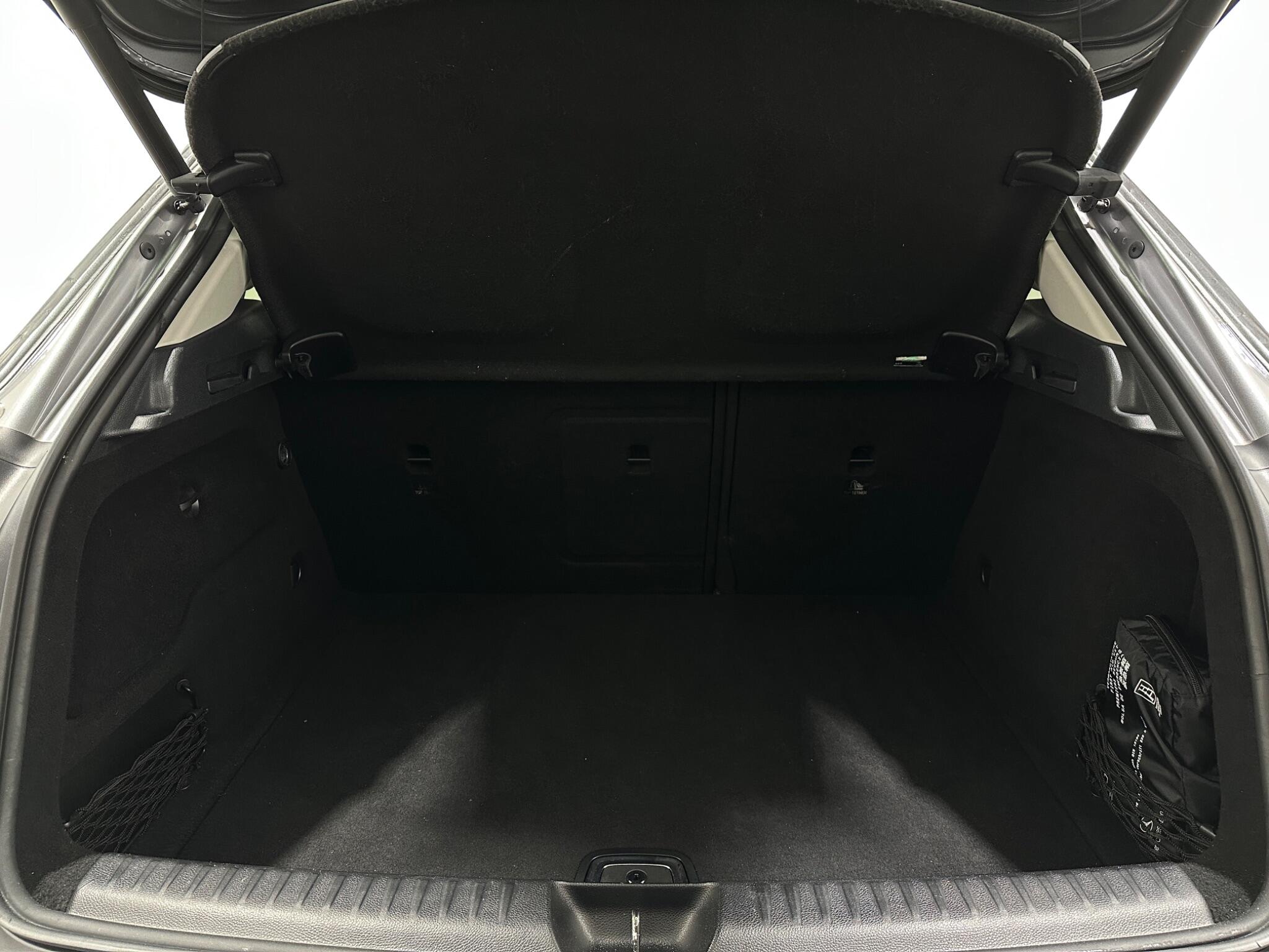 Mercedes-Benz Gla view 48