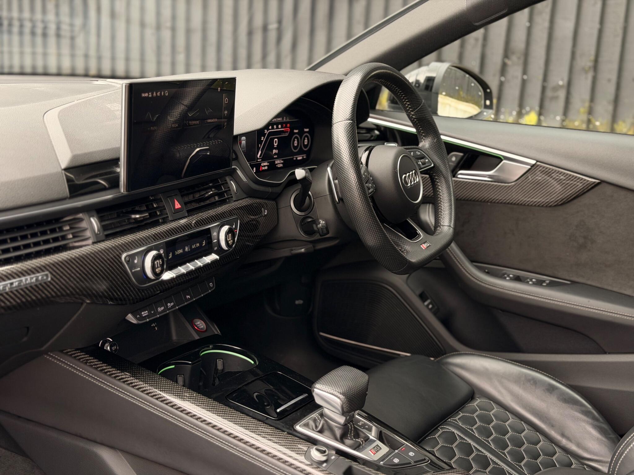Audi RS4 view 21