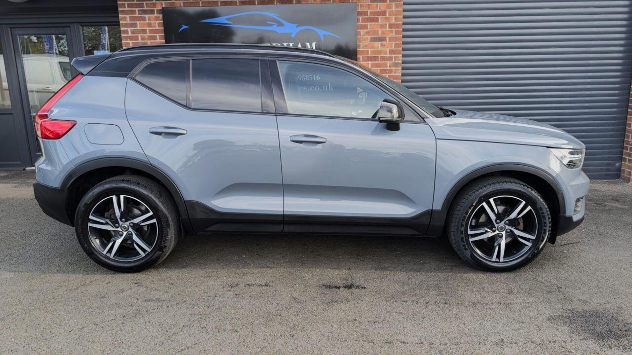 Volvo XC40 view 3