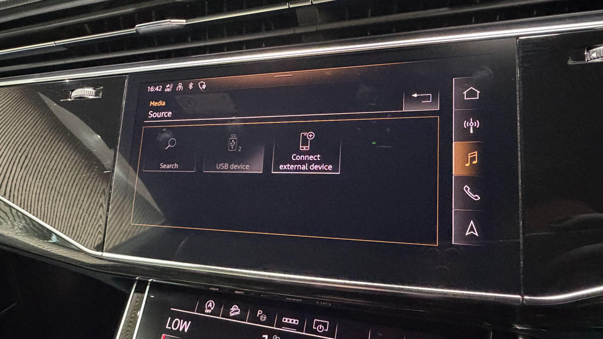Audi Q8 view 25