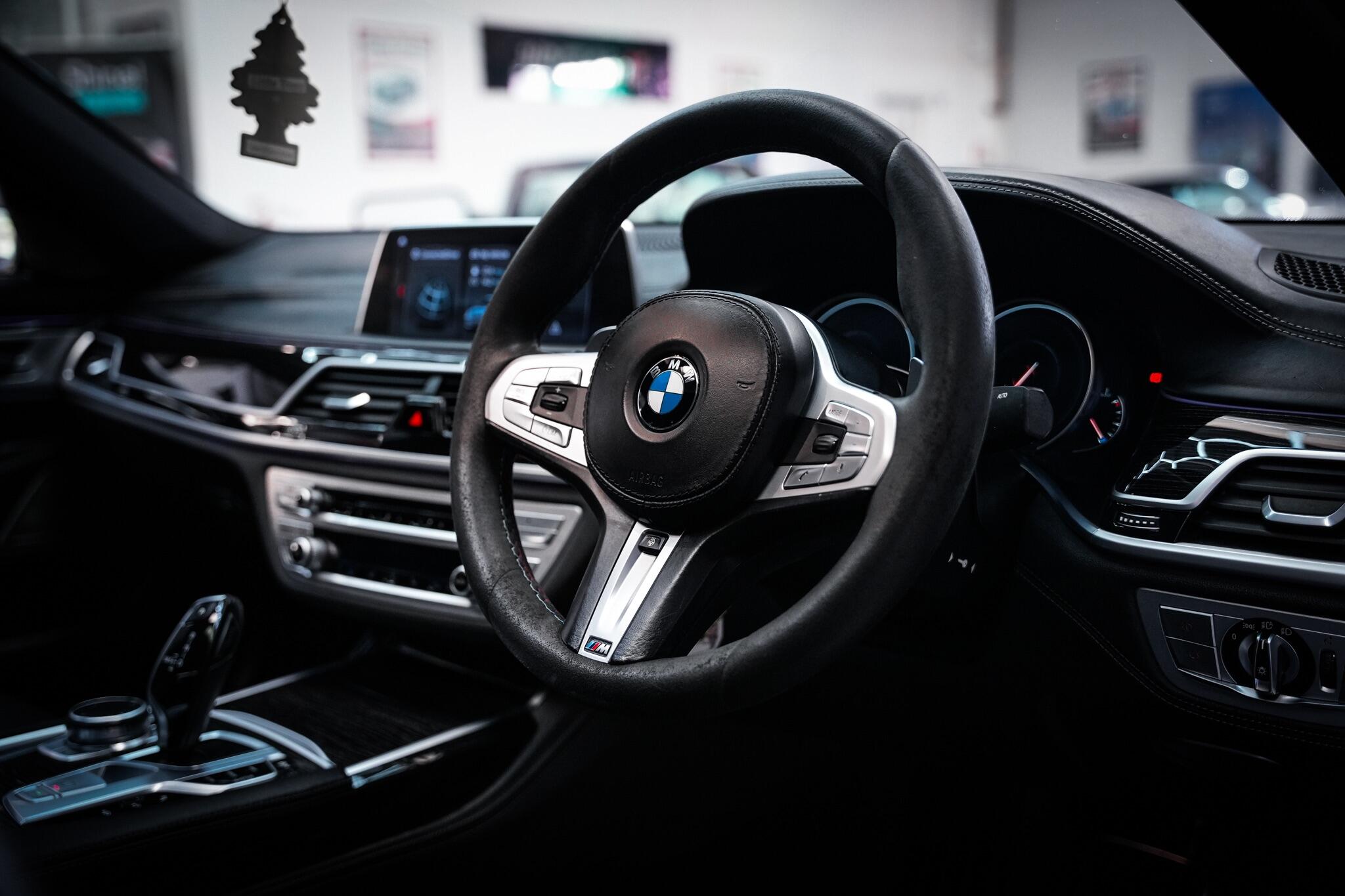BMW 7 Series view 19