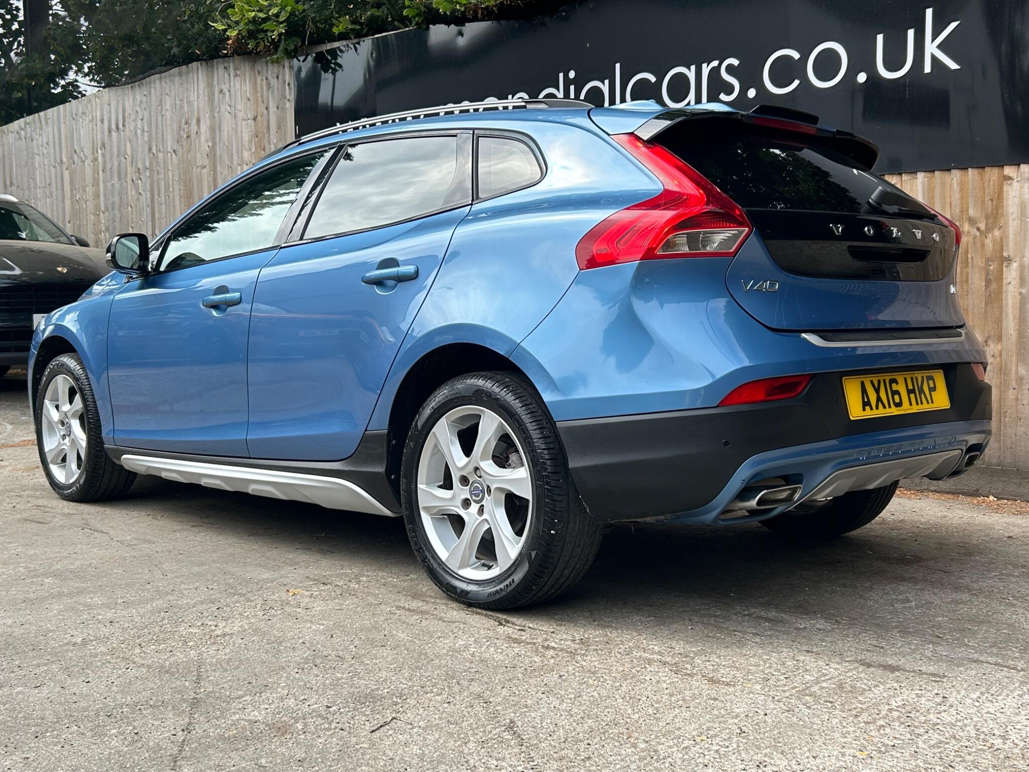 Volvo V40 Cross Country view 13