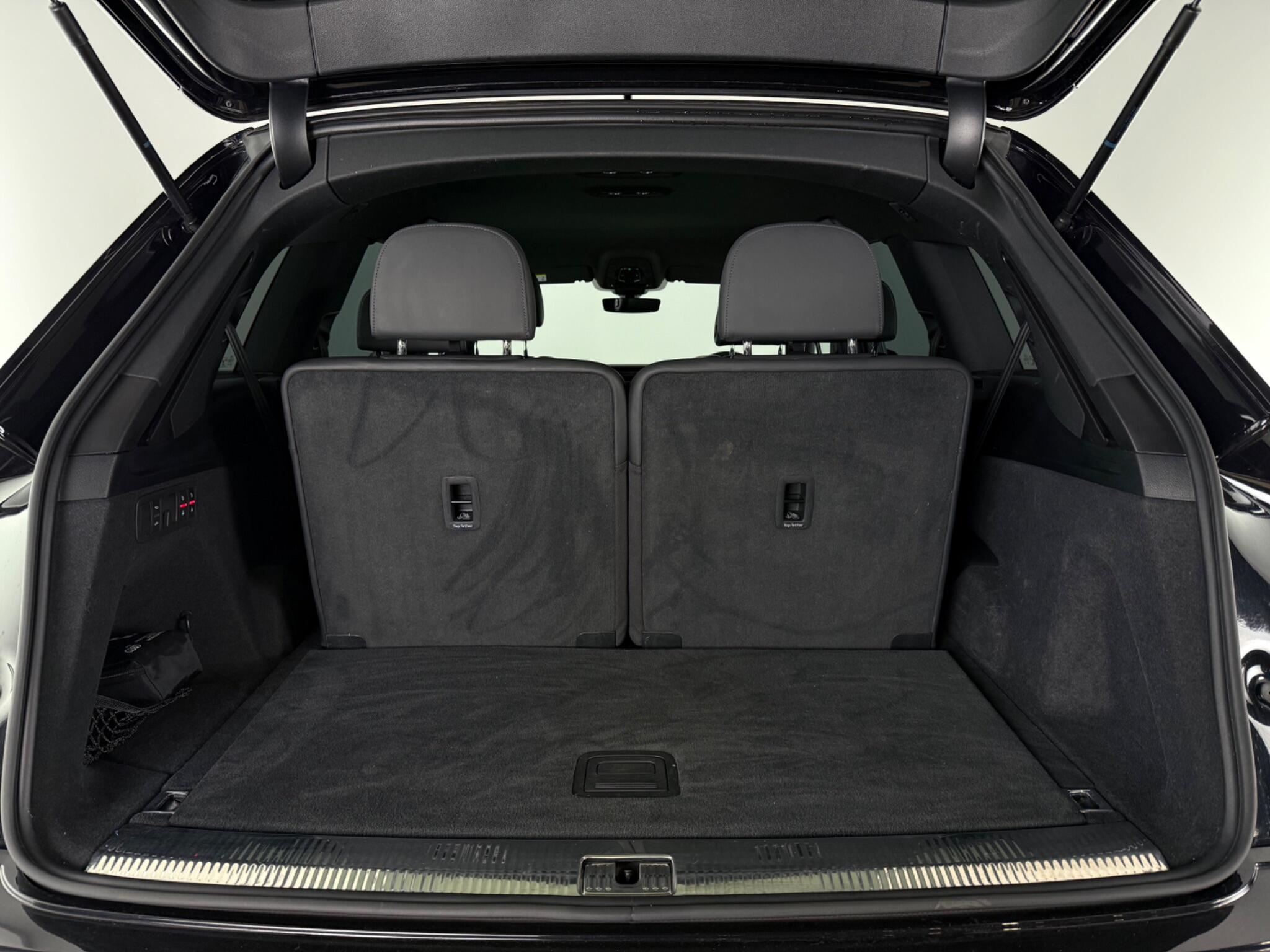 Audi Q7 view 8