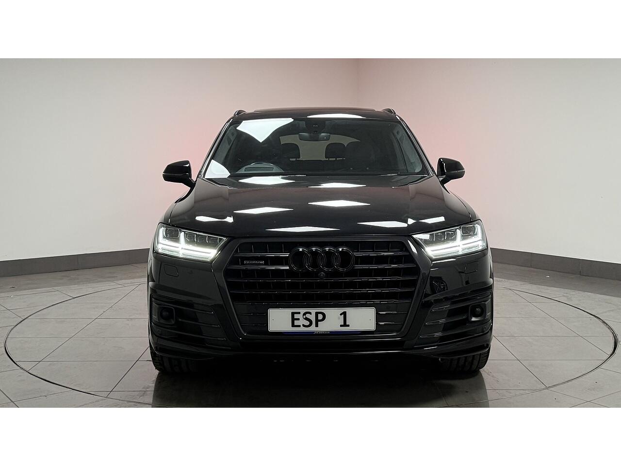 Audi Q7 view 10