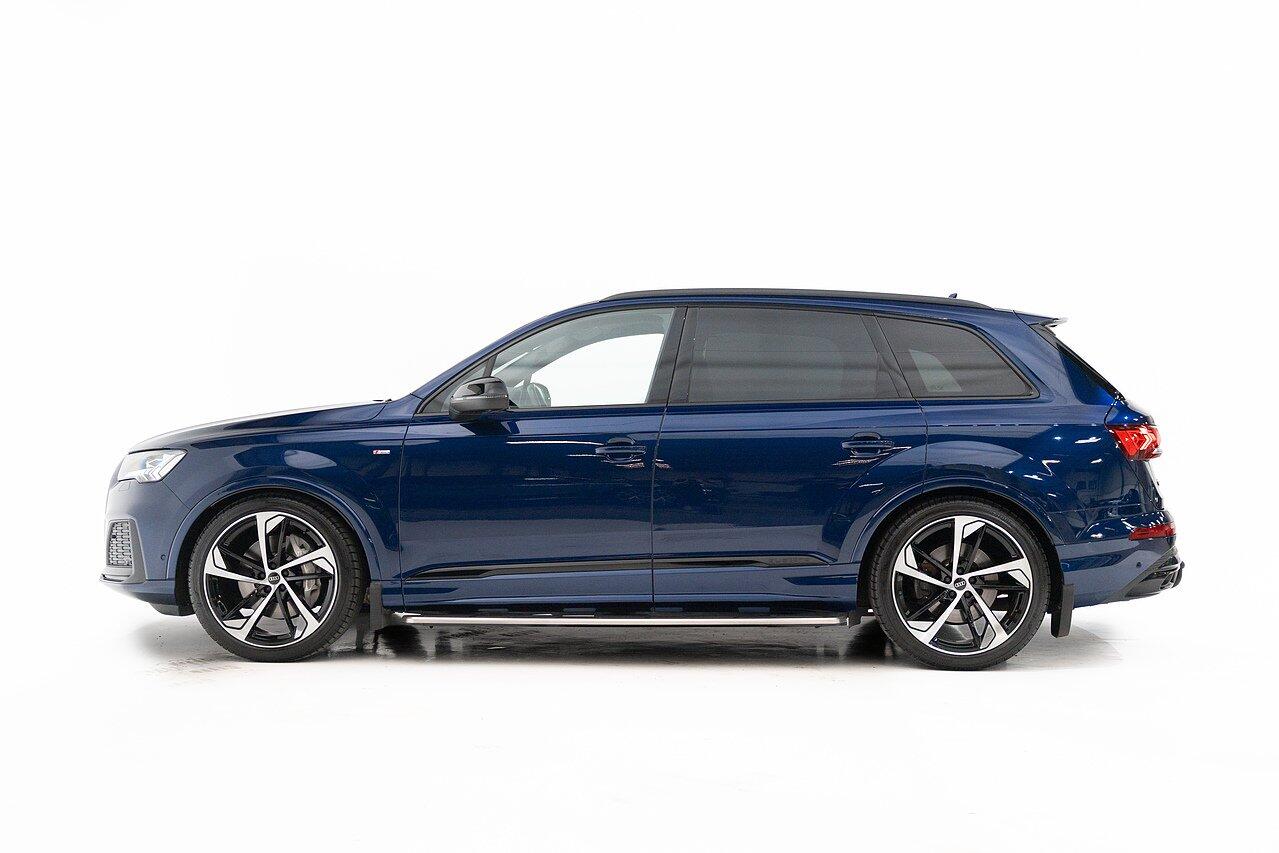 Audi Q7 view 10