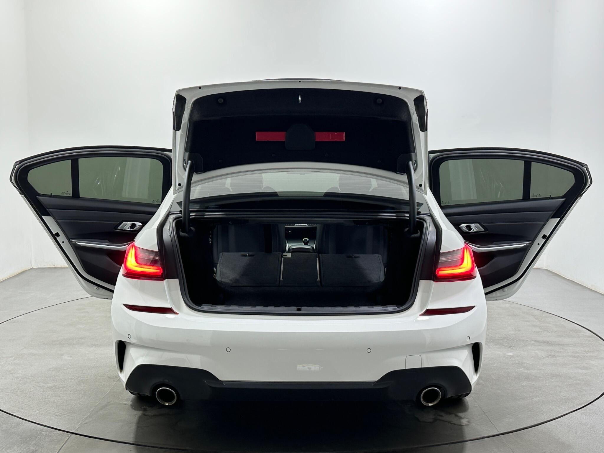 BMW 3 Series view 44