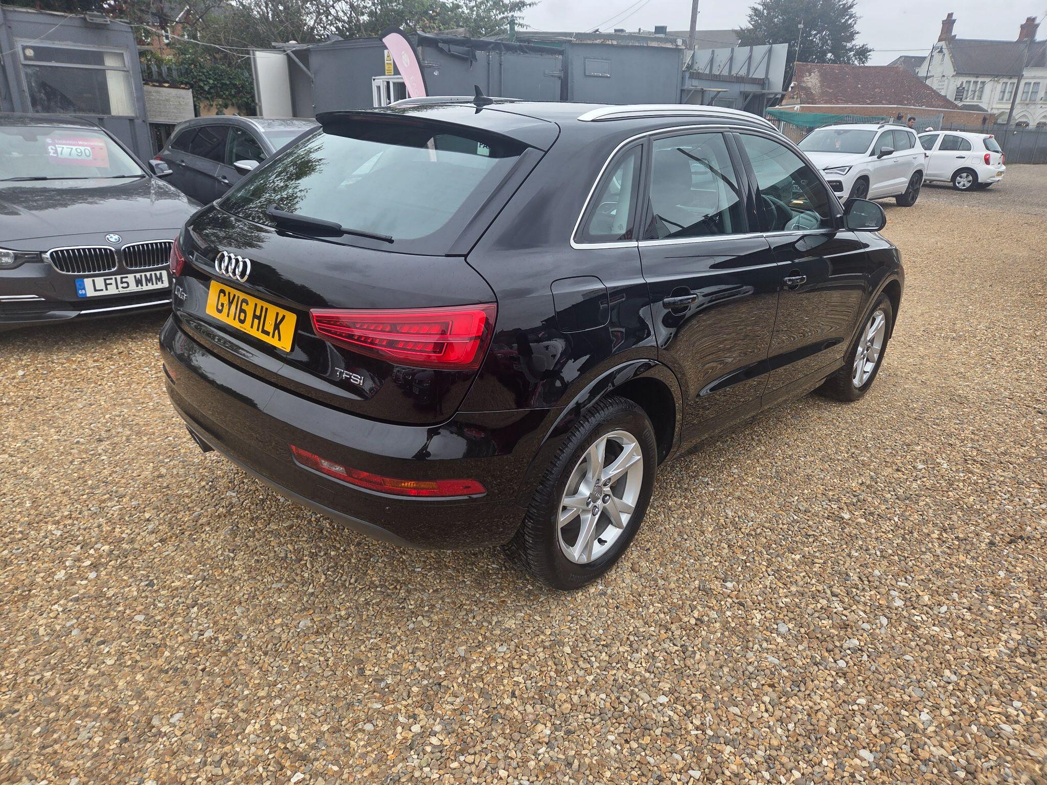Audi Q3 view 30