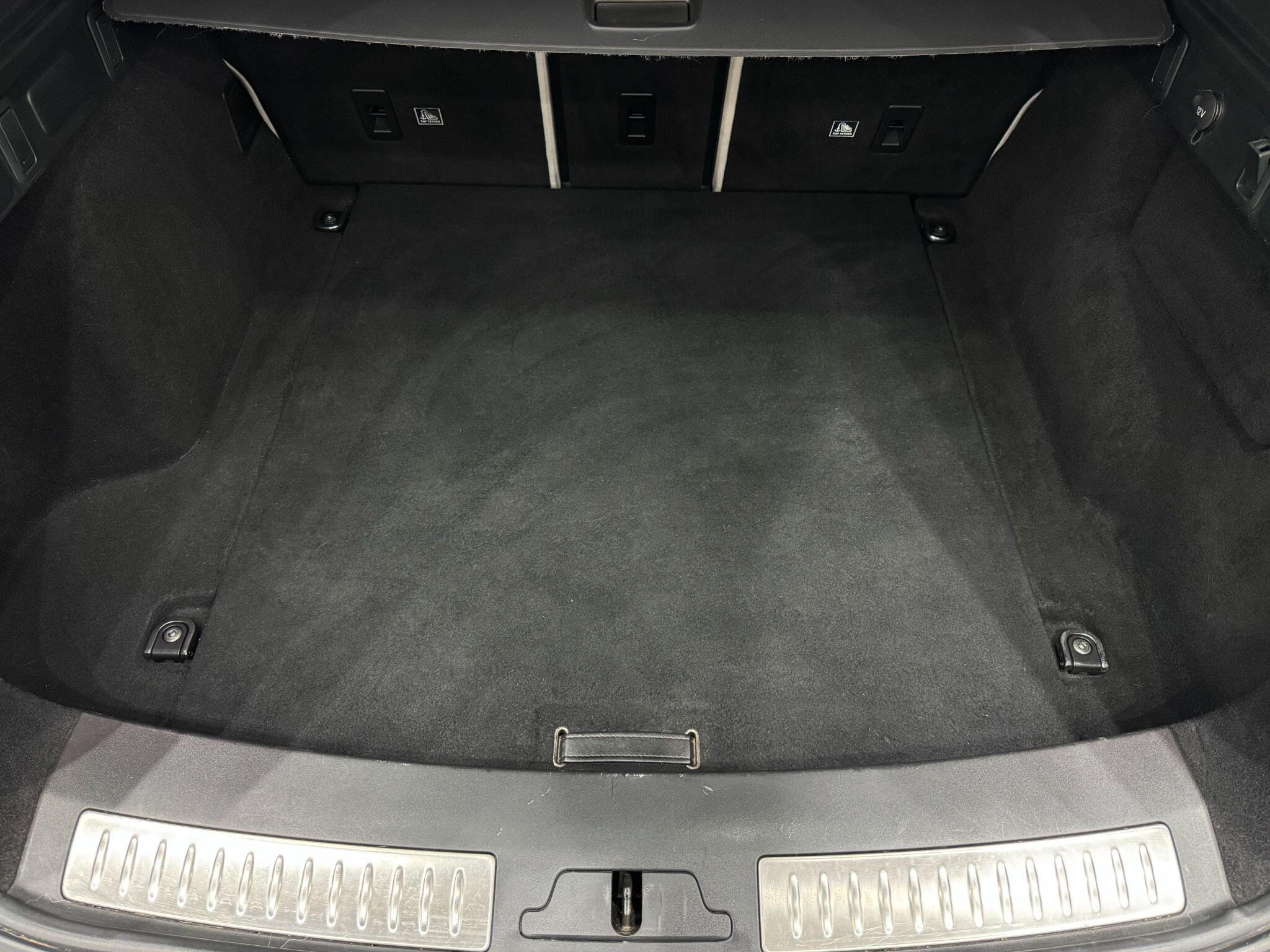 Land Rover Range Rover Velar view 52