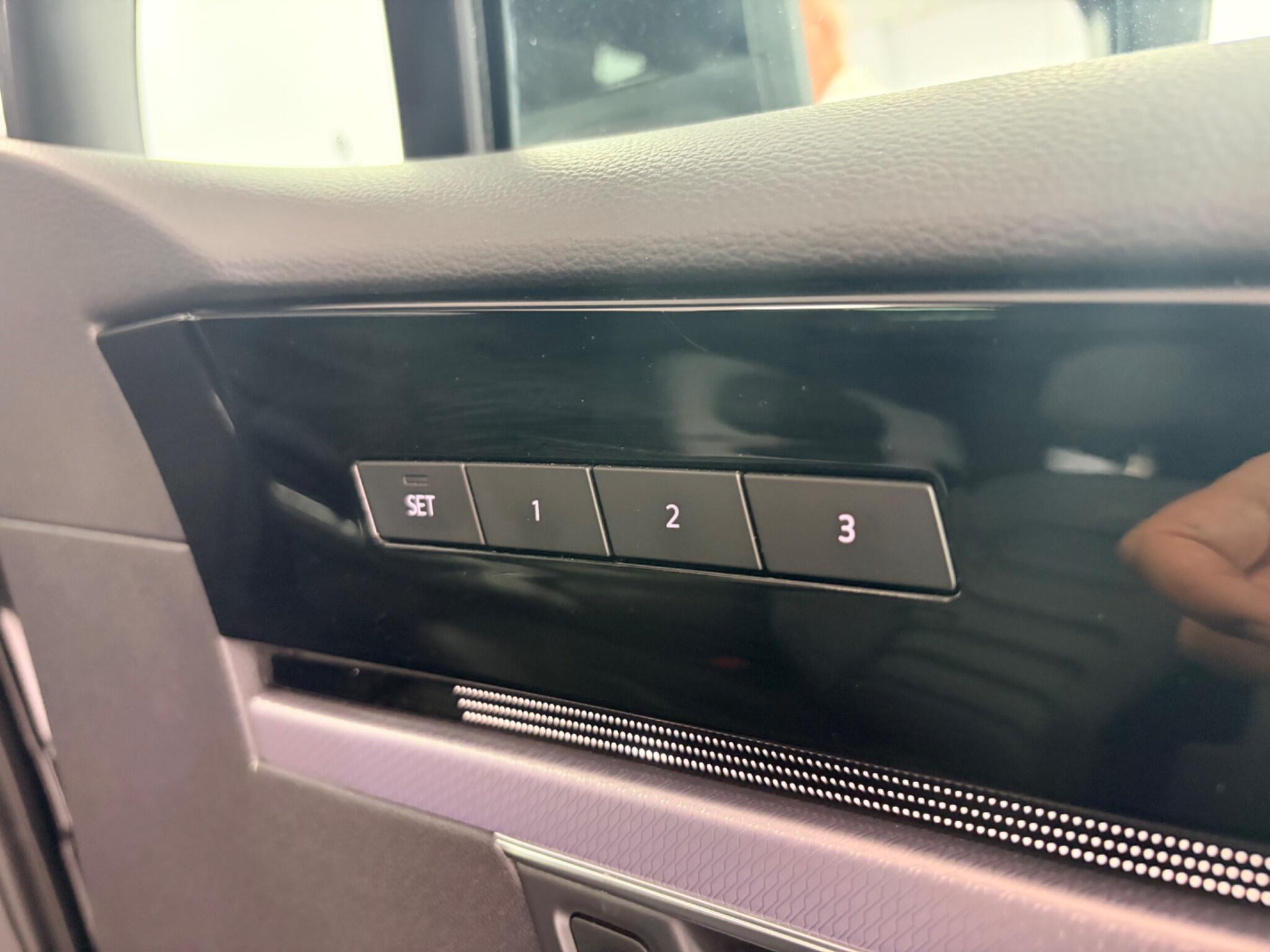 Volkswagen Touareg view 14