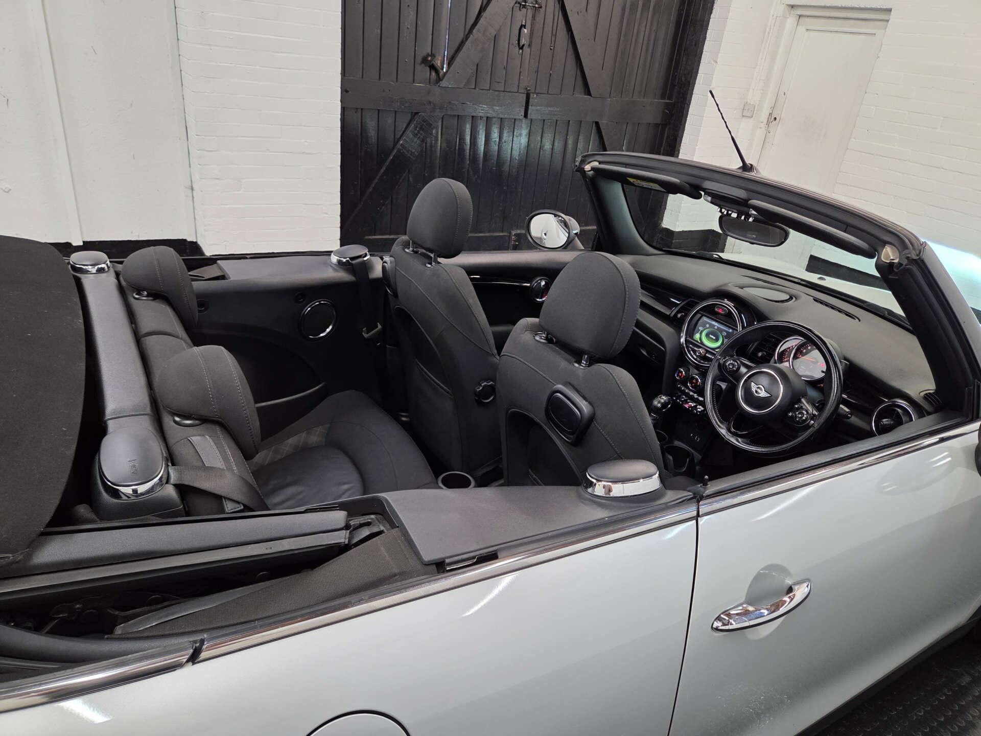 Mini Convertible view 28