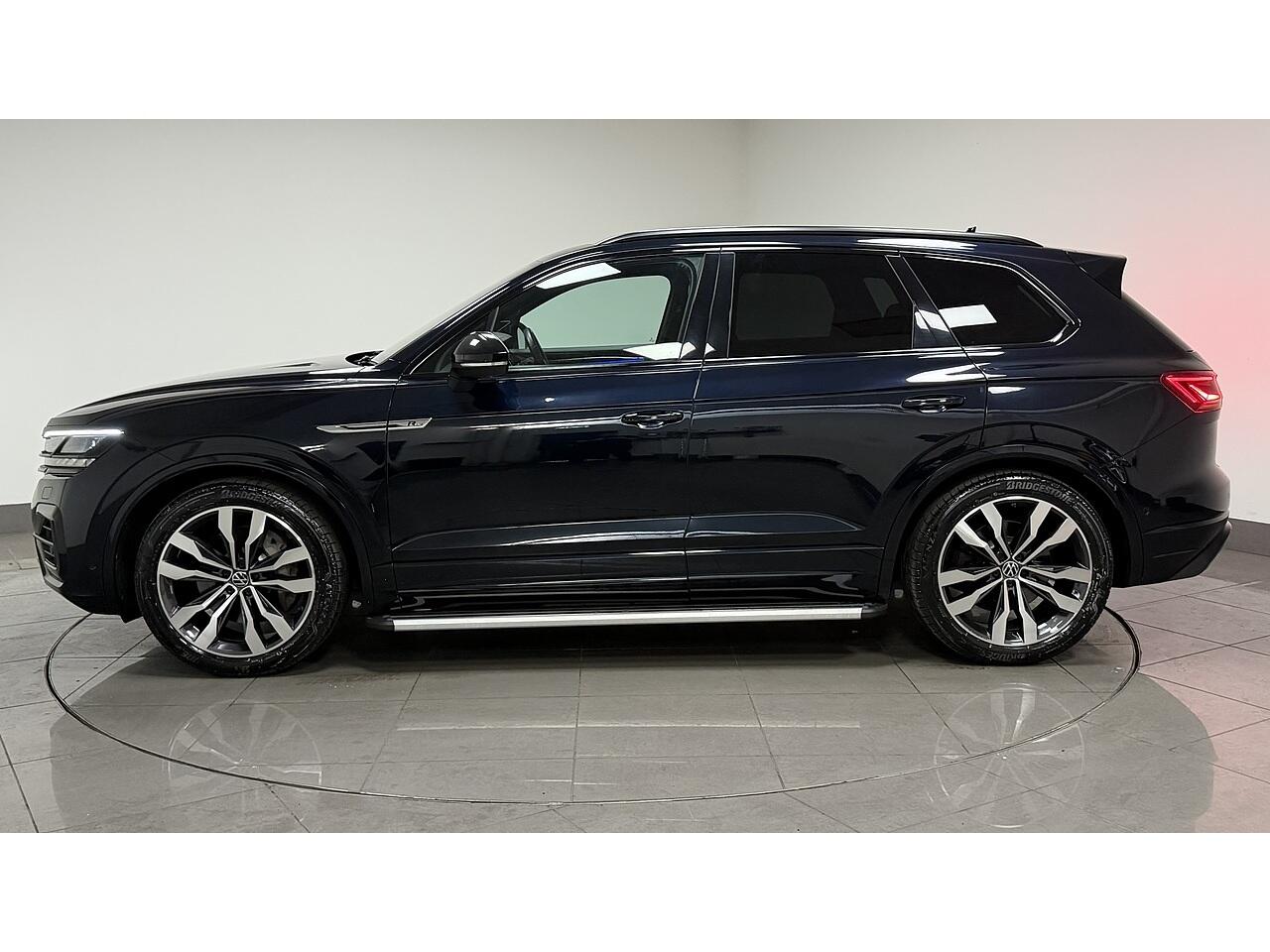 Volkswagen Touareg view 4