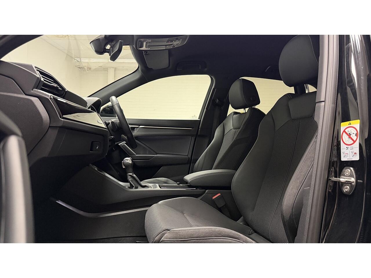 Audi Q3 view 16