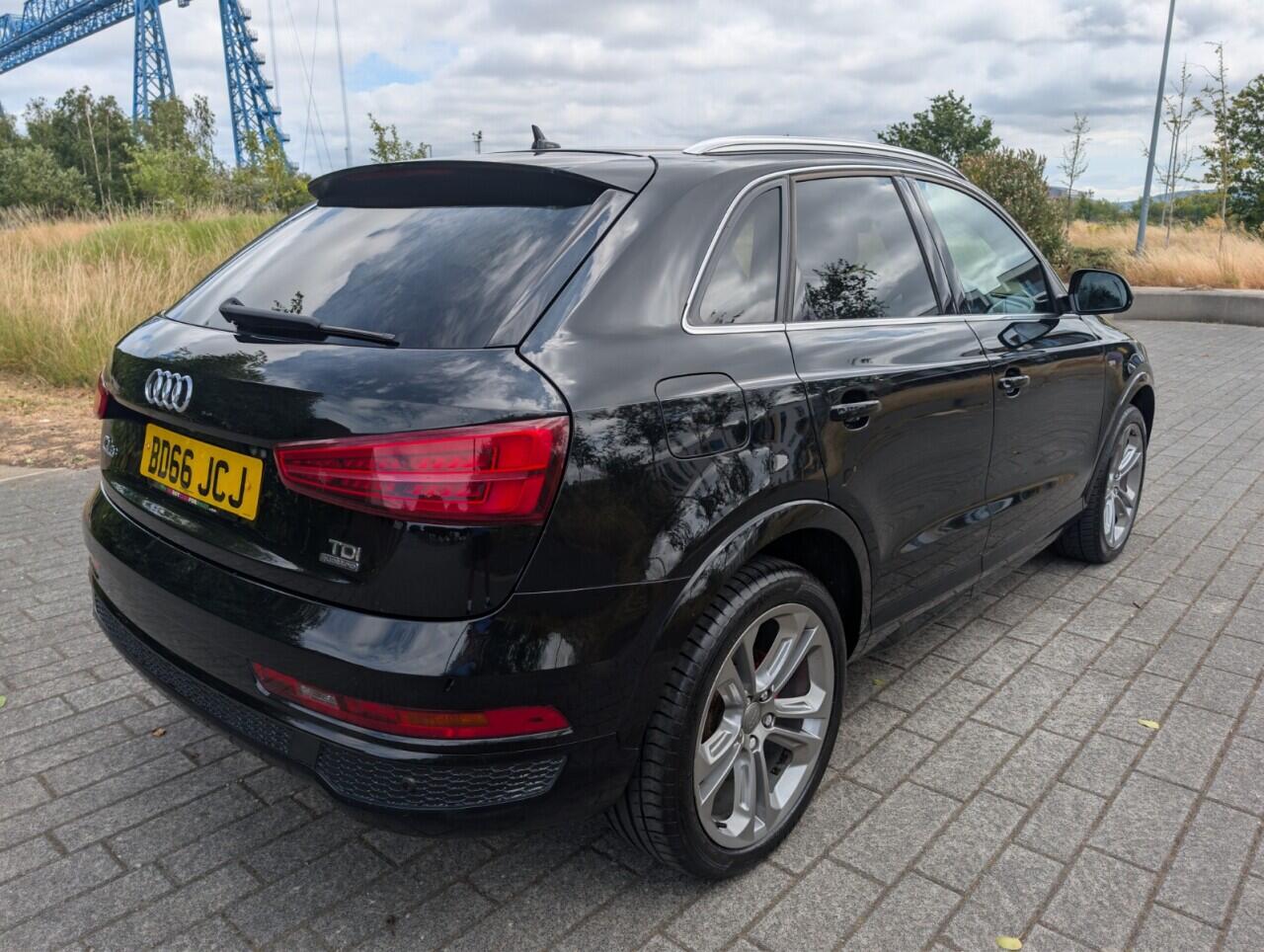 Audi Q3 view 5