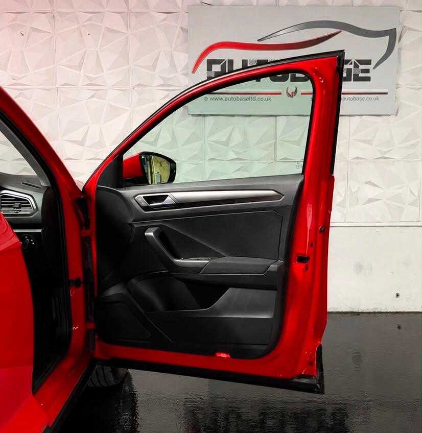 Volkswagen T-Roc view 10