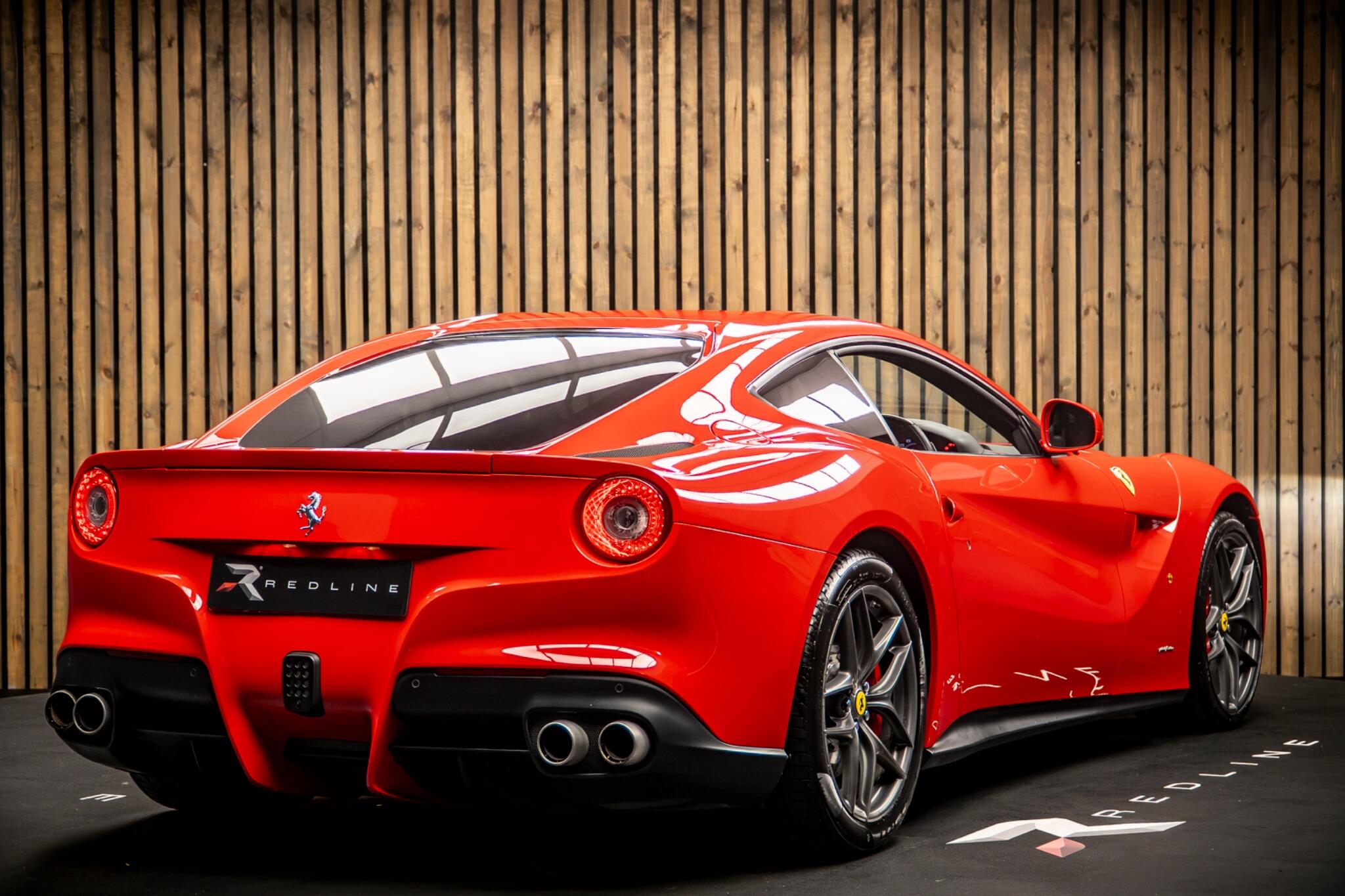 Ferrari F12 view 4