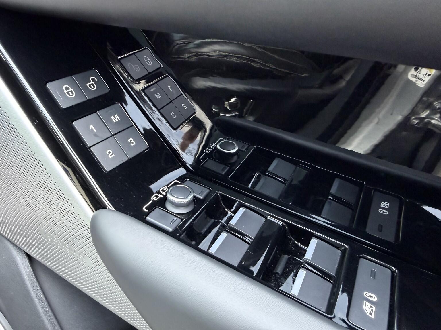 Land Rover Range Rover Velar view 31
