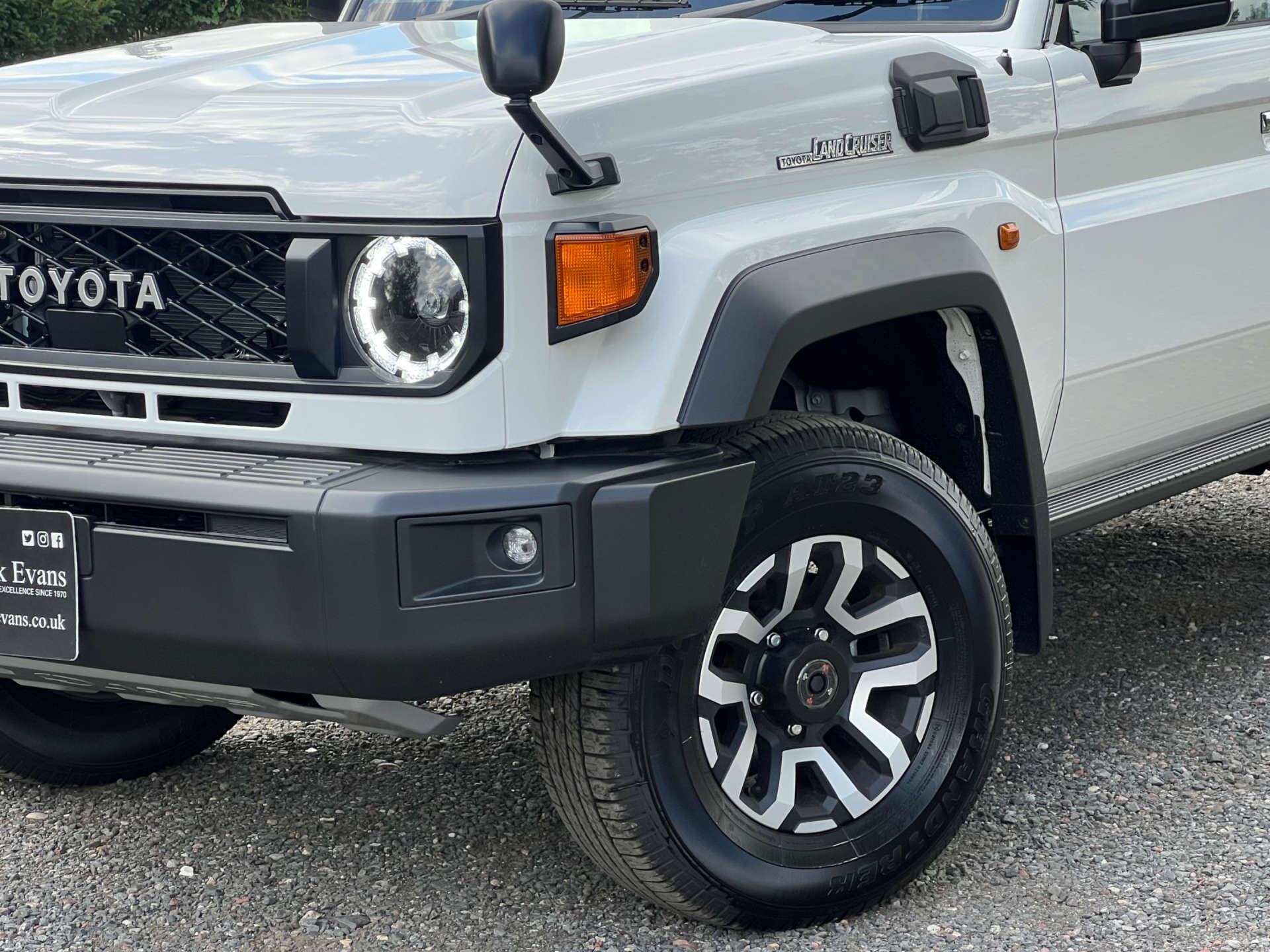 Toyota Land Cruiser view 5