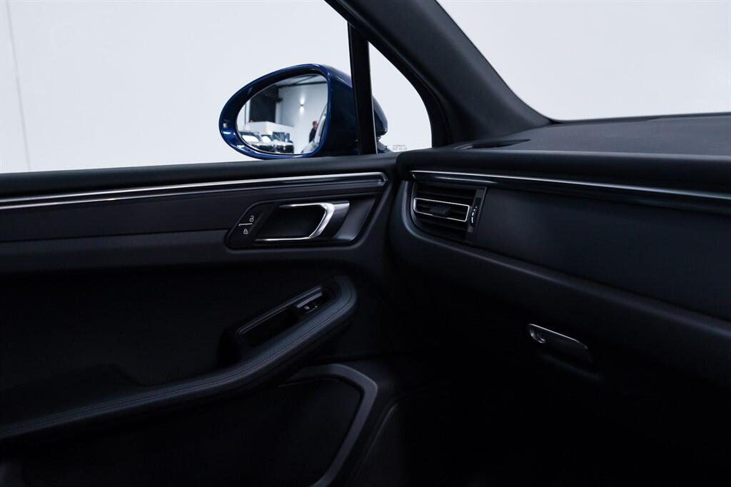 Porsche Macan view 16