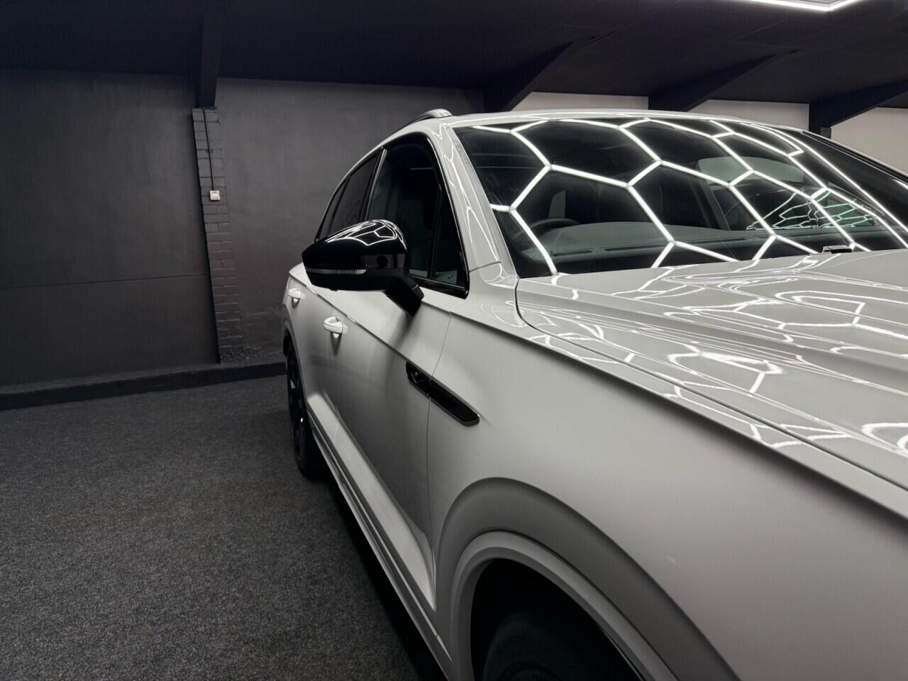 Volkswagen Touareg view 18