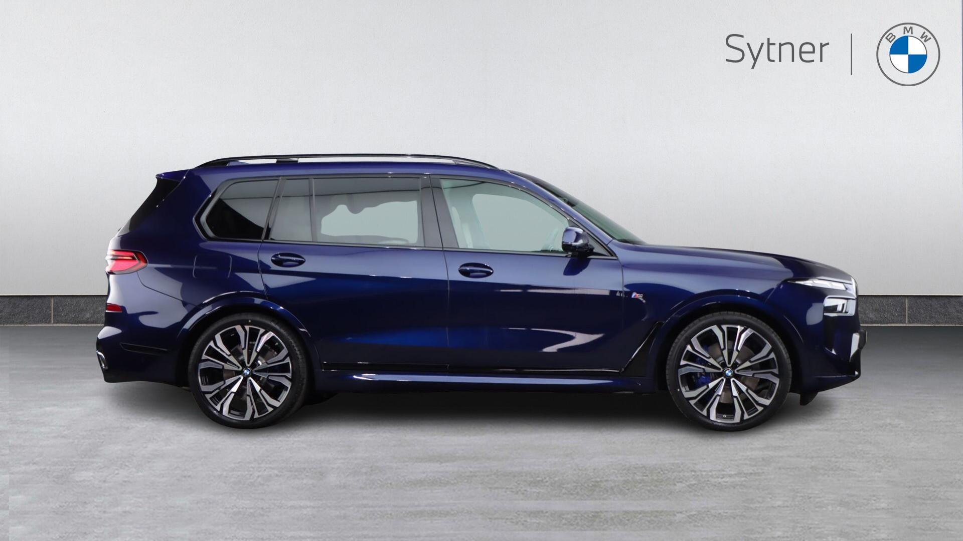 BMW X7 view 3