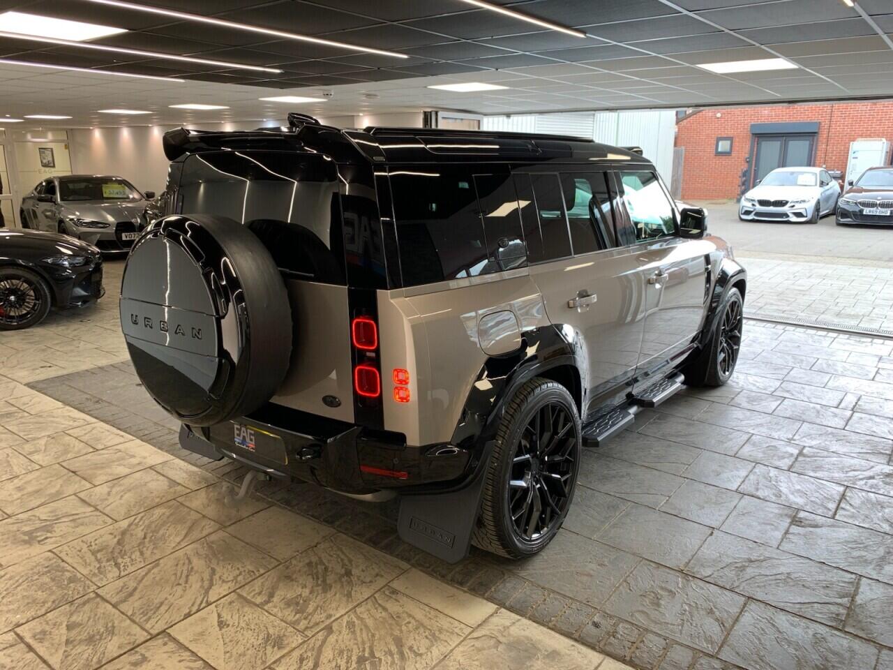 Land Rover Defender 110 view 18