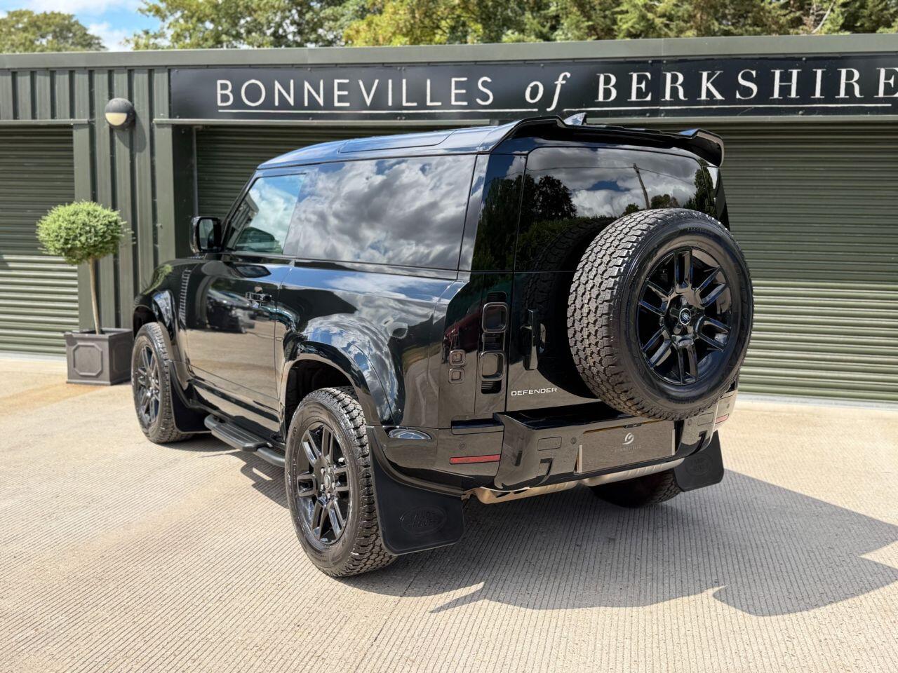 Land Rover Defender 90 view 9