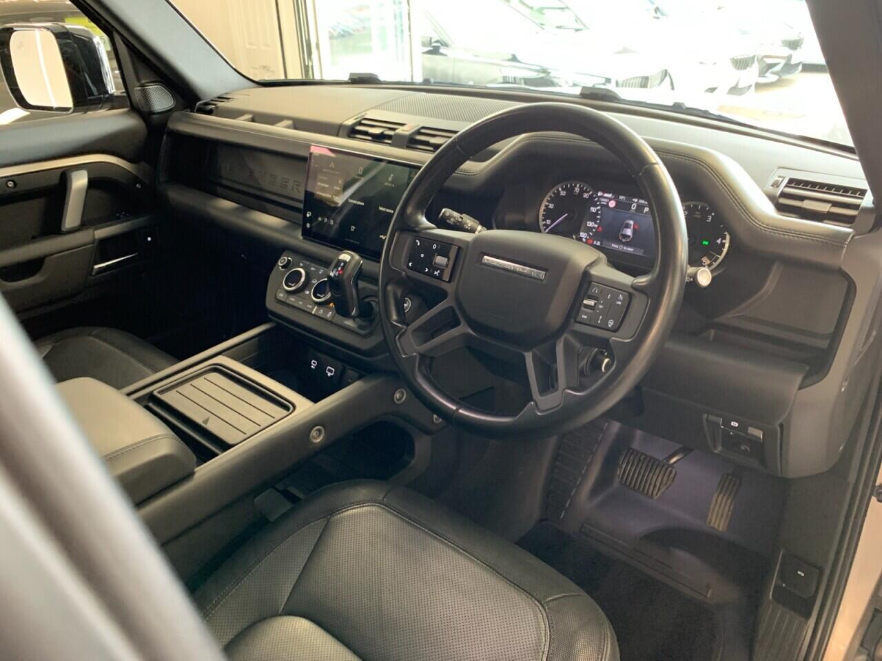 Land Rover Defender 110 view 23