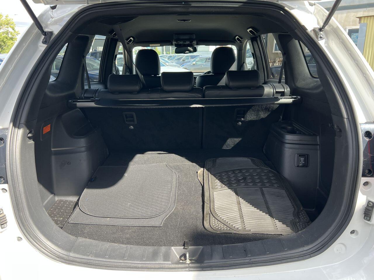 Mitsubishi Outlander view 9
