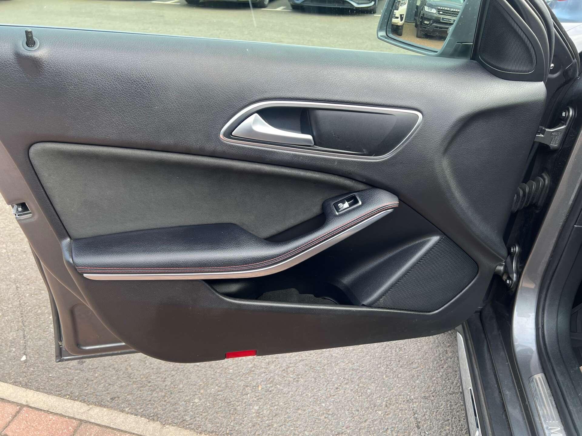 Mercedes-Benz GLA view 40